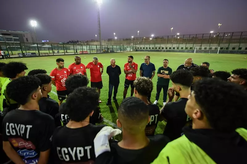 أبو ريدة يتواجد في تدريبات منتخب الشباب لإلهامهم قبل المونديال
